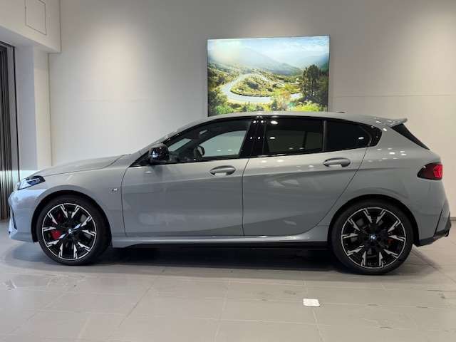 BMWではロングホイールベースの採用をしており、すべての車種に適用され、走行中の安定感の向上されております。また室内空間の広さにも貢献しております。