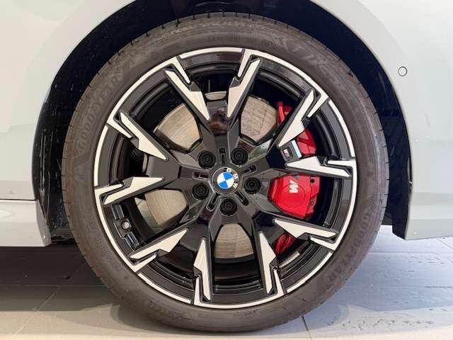 BMWの純正アロイホイールは軽量かつ強度にも優れているホイールで走行性能を引き上げる設計になっております。足元にもBMWは妥協がなくこだわっている個所になります。
