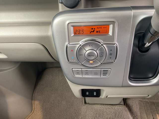 温度をセットするだけで常に快適な温度を保ってくれるオートエアコン、後席も快適なリヤヒーター付きです。