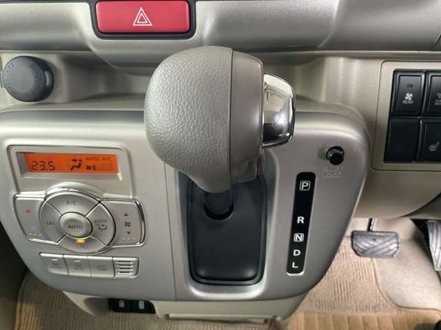 ダッシュにシフトレバーが配置され足元が広く使いやすいです。