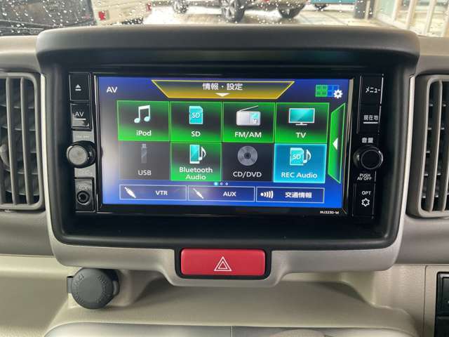 日産純正7インチメモリーナビ（MJ323D-W）装備、純正ドライブレコーダー連動やBluetooth通信など充実したAV機能に対応した高機能ナビ。