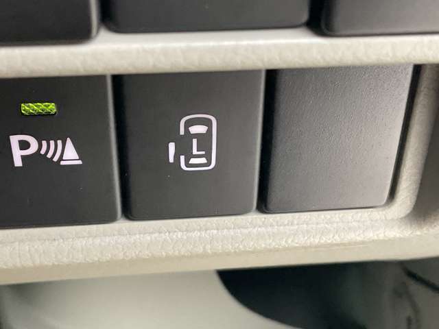 オートスライドドアは、運転席前にあるスイッチの操作でもオート開閉ができ、とても便利です。