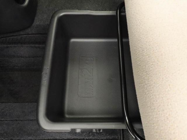 助手席シート下には、収納トレイあります。