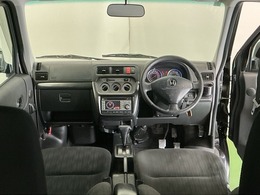 ドライバーを中心に自然に手が届く位置にATセレクトレバーやエアコン、様々な操作スイッチなどを配置、操作性に優れています