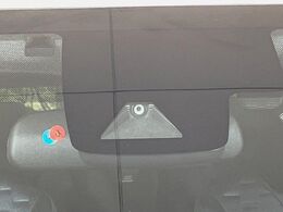 【プリクラッシュセーフティ】前方の車両等を検知し、衝突しそうな時は警報で注意を促し、ブレーキを踏む力をサポート。ブレーキを踏めなかった場合は衝突被害軽減ブレーキが作動、衝突回避をサポートします。