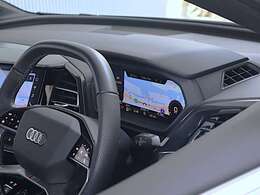 ●隣りの車からウィンドウ越しにバーチャルコクピットが際立っています。大変美しく高級感あふれるインテリアでございます