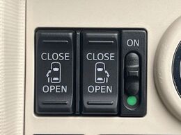 【両側パワースライドドア】スマートキーや運転席のスイッチで後席両側スライドドアの開閉が可能♪電動だから力を入れてドアを開ける必要が無く、小さなお子様でも簡単に開け閉めでき快適です♪
