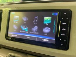 【純正ナビ】人気の純正ナビを装備しております。ナビの使いやすさはもちろん、オーディオ機能も充実！キャンプや旅行はもちろん、通勤や買い物など普段のドライブも楽しくなるはず♪