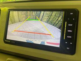 【バックカメラ】駐車時に後方がリアルタイム映像で確認できます。大型商業施設や立体駐車場での駐車時や、夜間のバック時に大活躍！運転スキルに関わらず、今や必須となった装備のひとつです！