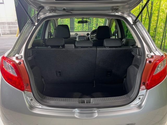 普段のお買い物や通勤、送迎等に十分な荷室スペースを確保しております。セカンドシートを倒すと、大きな荷物の積載も可能です♪
