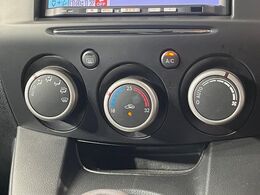 【オートエアコン】一度お好みの温度に設定すれば、車内の温度を検知し風量や温度を自動で調整。暑い…寒い…と何度もスイッチ操作をする必要はありません。快適な車内空間には必須の機能ですね♪