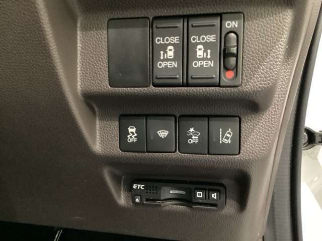 両側電動スライドドアは運転席から操作ができるよう、操作スイッチが付いています。その下にはHondaセンシング用のメインスイッチやETCがついています。高速道路の料金所の通過も楽々です！