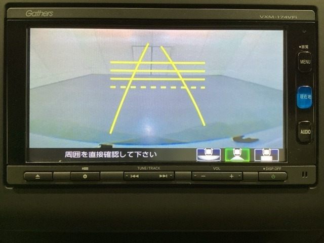 バックでの車庫入れも安心です！　リアカメラが付いているバックモニター付のナビを装備しております。操作線もついており距離感も画面から確認できます。
