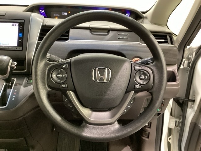 ハンドルにHondaセンシング系のクルーズコントロールやレーンキープアシストなどのスイッチと、オーディオの操作スイッチが装備されています。ハンドルから手を離さず安全に操作できます。