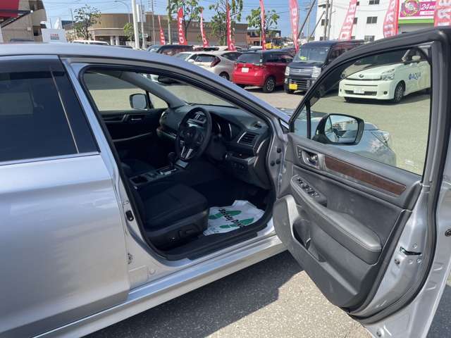 運転席やその他のシートに座っていただき、エンジンをかけていただく事も可能です。