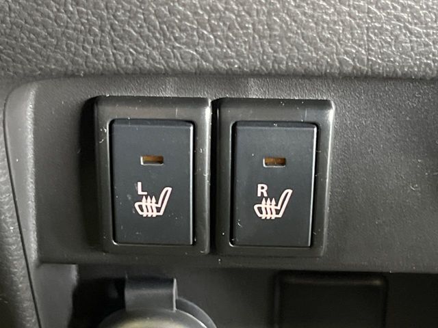 【シートヒーター】運転席/助手席共にシートヒーターを装備。季節を問わず快適にドライブできます。
