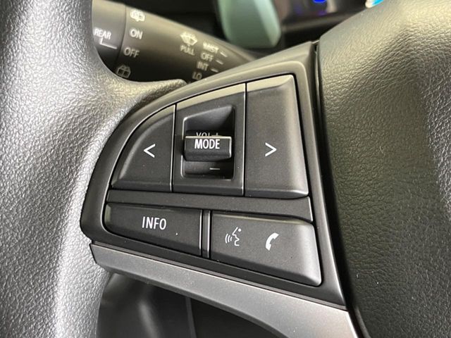 【ステアリングリモコン】運転中でも目線はそのまま、手元のスイッチで安全にオーディオが操作できます。