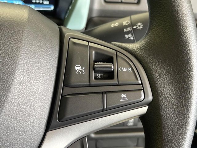 【アダプティブクルーズコントロール】自動で前の車との車間距離を一定に保ち、速度調整しながら走行します。高速道路のドライブで役立つ装備です。