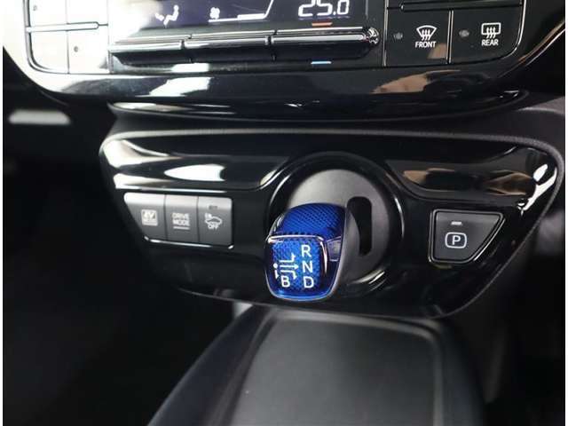 デザイン性も良く使用感の良いシフトレバーとなっております♪