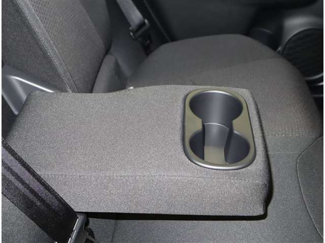 カップホルダーも装備してます。