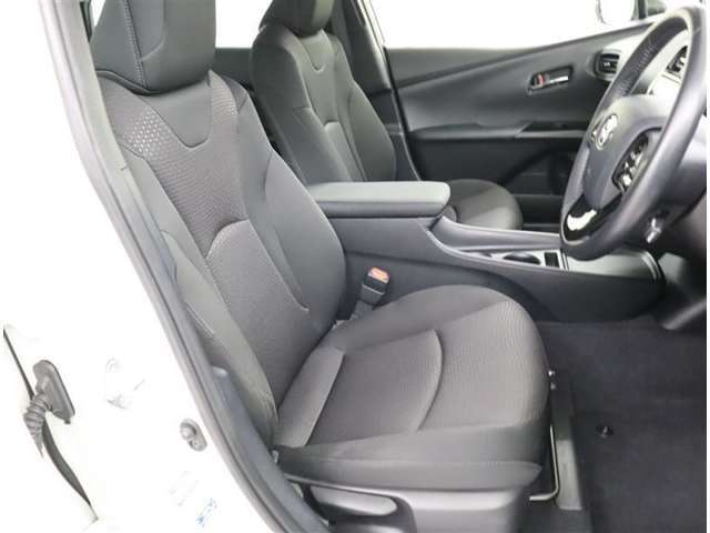 高いホールド性で運転姿勢が安定します。長距離ドライブでも疲れにくいのが魅力です。快適なドライビングライフをお送りください♪