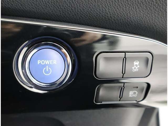 プッシュスタート式のお車となっており、先進ライトも付いております。先行車や対向車を自動で検知して、眩しさを与えないよう部分遮光する機能です。横滑り防止装置も装備されております。