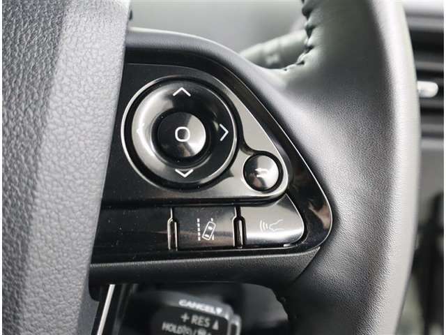 車線逸脱警報が付いております。車線や走路から逸脱する可能性がある場合に注意をうながす機能です。