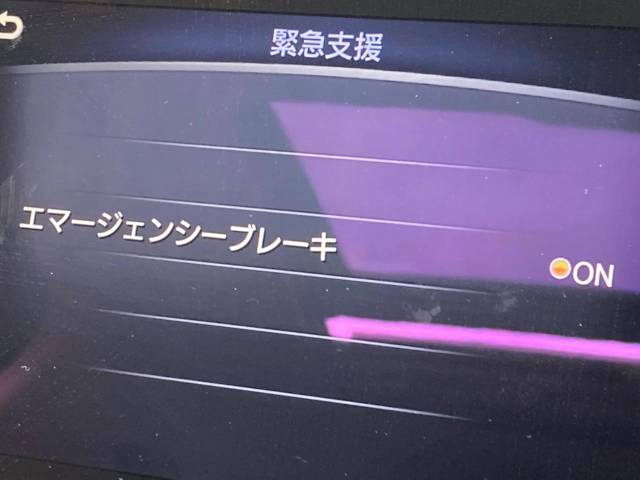 【エマージェンシーブレーキ】走行中に前方の車両等を認識し、衝突しそうな時は警報とブレーキで衝突回避と被害軽減をアシスト。より安全にドライブをお楽しみいただけます。