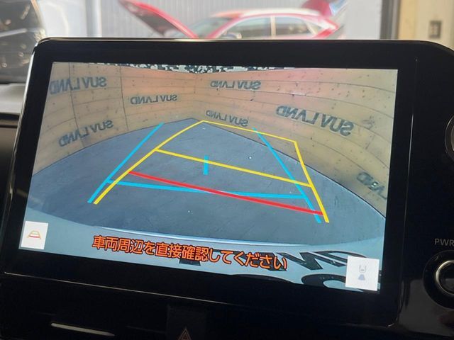 【バックカメラ】駐車時に後方がリアルタイム映像で確認できます。大型商業施設や立体駐車場での駐車時や、夜間のバック時に大活躍！運転スキルに関わらず、今や必須となった装備のひとつです！