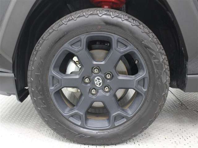18インチ専用アルミホイール(マット調ブラック塗装)が装着されています。タイヤサイズ225/60R18
