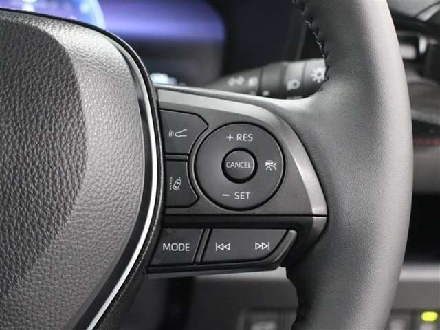 レーダークルーズコントロール作動時に車線維持に必要な運転操作の支援を行う「レーントレーシングアシスト(LTA)」を搭載しています。