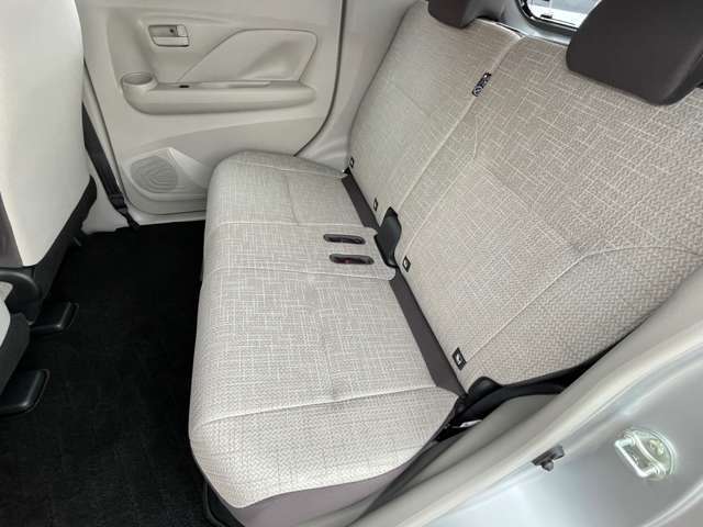 リアシートはスライド出来ますので、軽自動車なのに足元広々！ゆったり乗ることが出来ます。