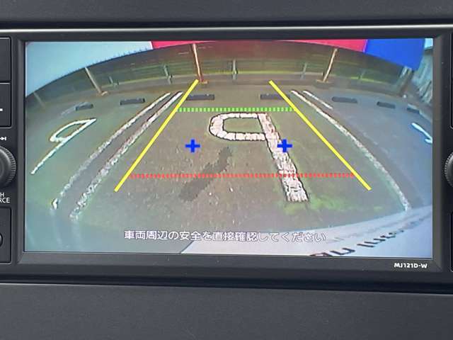 バックカメラで後方をしっかり確認できるので、安心して駐車できます。