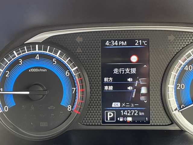 視認性向上のために大型化したメータークラスターにカラー液晶を使用したアドヴァンスドディスプレイを採用。