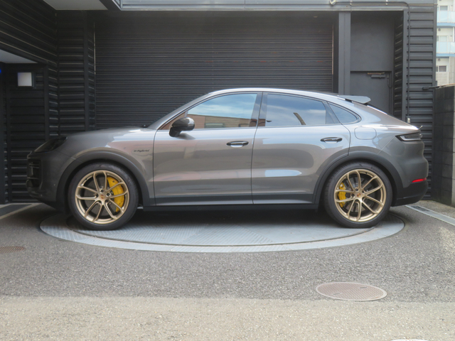 ターボGTのコンセプトとターボEハイブリッドのコンセプトを融合させたモデルです。