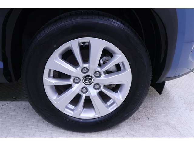 純正のアルミホイール装着。タイヤサイズは205/65R16