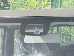 【スズキ　セーフティサポート】走行中に前方の車両等を認識し、衝突しそうな時は警報とブレーキで衝突回避と被害軽減をアシスト。より安全にドライブをお楽しみいただけます。