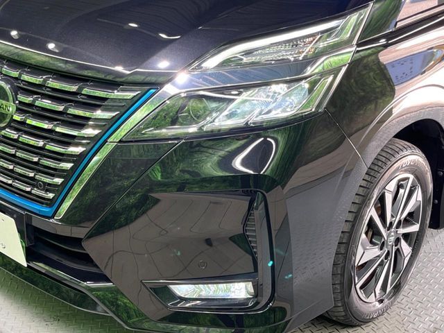 【LEDヘッドライト】悪天候や夜間走行時も良好な視界を確保し安心して運転できる高輝度LEDヘッドライトを装備！点灯速度が早く、消費電力も抑えられています。