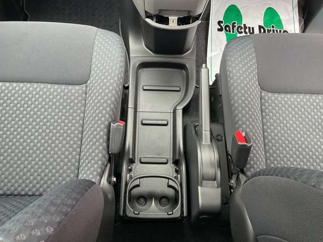 運転席と助手席の間には荷物がおけるようになっております