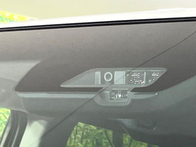 【三菱e-Assist】走行中に前方の車両等を認識し、衝突しそうな時は警報とブレーキで衝突回避と被害軽減をアシスト。より安全にドライブをお楽しみいただけます。