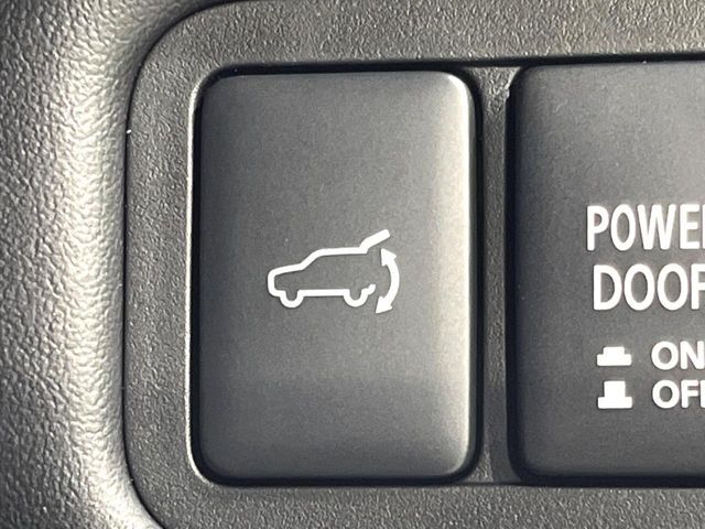 【パワーバックドア】スマートキーや運転席のボタンを押すだけでリアゲートが自動で開閉します！荷物を持っている時や、高い位置にあるバックドアを閉める際に便利な機能です♪