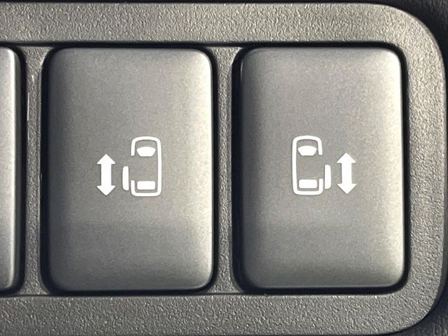 【両側パワースライドドア】スマートキーや運転席のスイッチで後席両側スライドドアの開閉が可能♪電動だから力を入れてドアを開ける必要が無く、小さなお子様でも簡単に開け閉めでき快適です♪