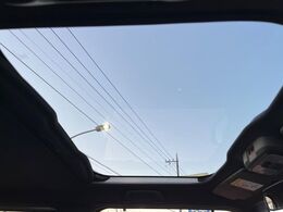 【ガラスルーフ】ガラスルーフ搭載で車内の解放感が一気にアップ！開放的なドライブをお楽しみいただけます。