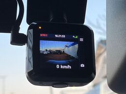 【ドライブレコーダー】安心・安全なカーライフに必須のドライブレコーダーを装備！走行中はもちろん、あおり運転や事故に遭遇した際の状況も映像で記録し、万一のリスクに備えます。