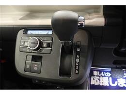ステアリングホイールからスムーズに持ちかえられるインパネシフトを採用。