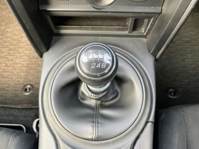 F6速マニュアル車　シフトノブ