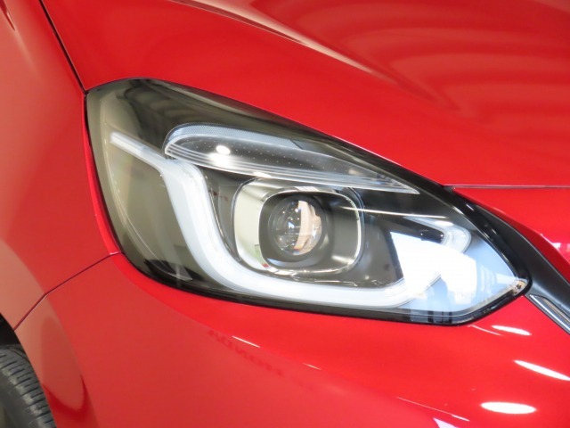 LEDヘッドライトは、点灯の瞬間から最大光量を発揮し、突然暗くなるトンネルなどでの安定感を高めます。