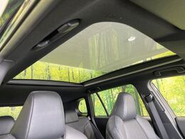 【パノラマルーフ】大型のガラスルーフ搭載で車内の解放感が一気にアップ！開放的なドライブをお楽しみいただけます。
