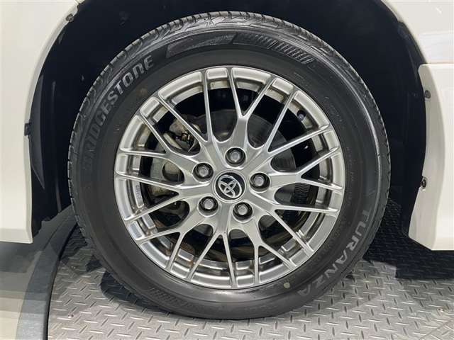 【タイヤ・ホイール】205/55R16の純正アルミタイヤになります。スタッドレスタイヤもこのサイズをお求め下さい。