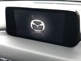【マツダコネクト】車内の雰囲気にマッチした大型のディスプレイ。スマホ接続でのナビ使用やBluetooth再生等、様々な機能が楽しめます。直感的なダイヤル操作が可能で、使い勝手も良好です。